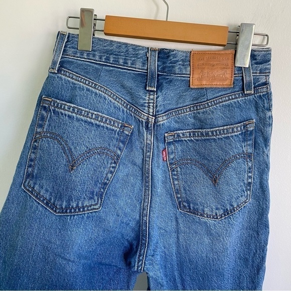 Levi’s Ribcage Straight High-Rise Ankle Jeans in Medium Wash • US 25 - Picture 5 of 10